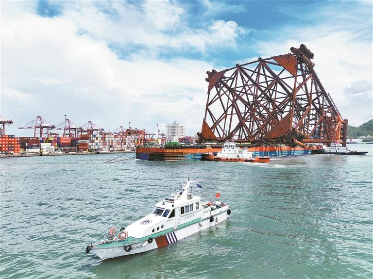 2024.06.11 万吨级西江30-2DPPB平台导管架从深圳赤湾建造场地顺利出港。 深圳特区报记者 胡蕾 通讯员 潘雅吉 摄.jpg